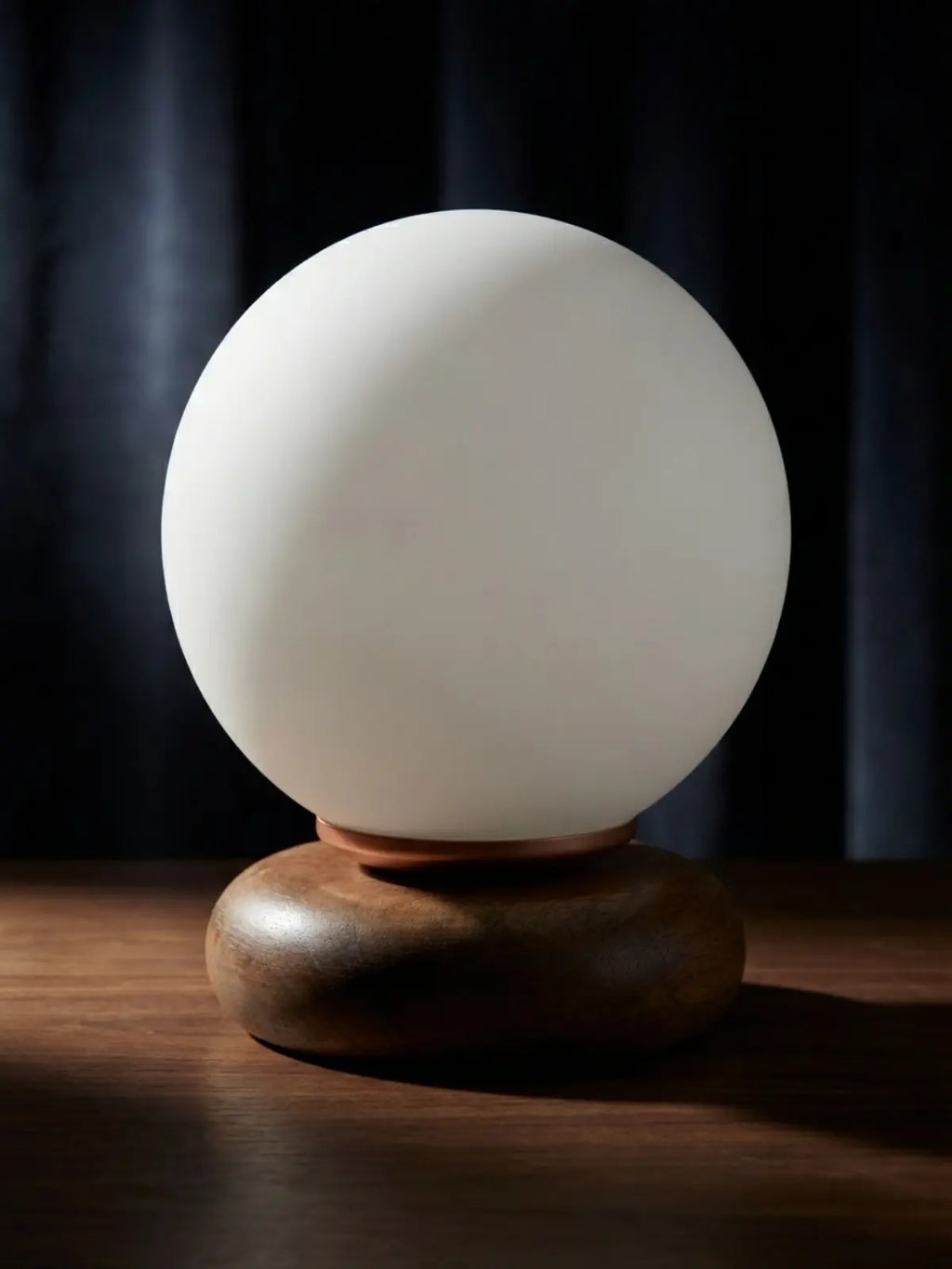 Orbina Soft Masa Lambası – Ahşap Tabanlı Opal Cam Dekoratif Masa Lambası