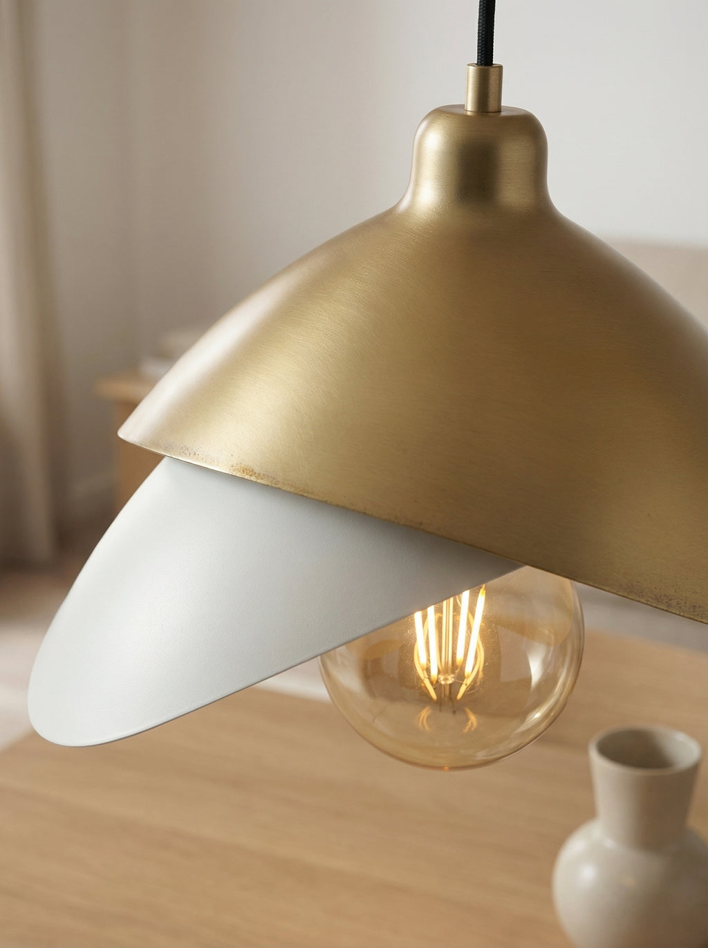 Arvia Tekli Sarkıt Avize – Eskitme Gold & Beyaz Metal, Modern Dekoratif Aydınlatma